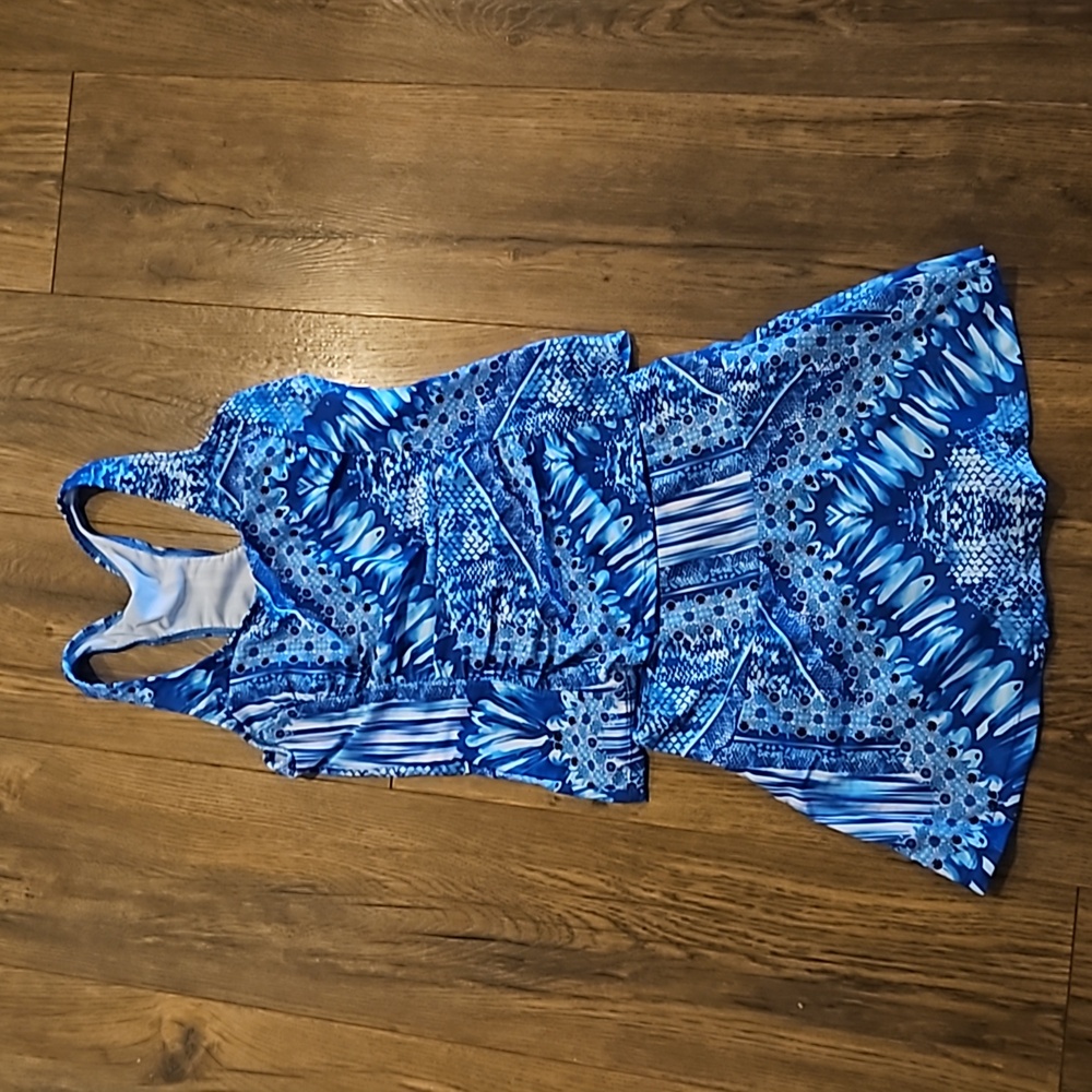 XS new walk on the beach tankini swim razor back top ans skirt. Mult blue design